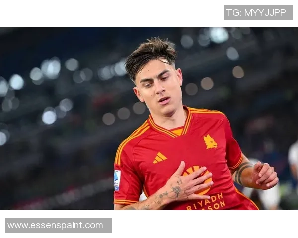 Q版风格迪巴拉球星形象设计 动感十足的足球场上小巨星